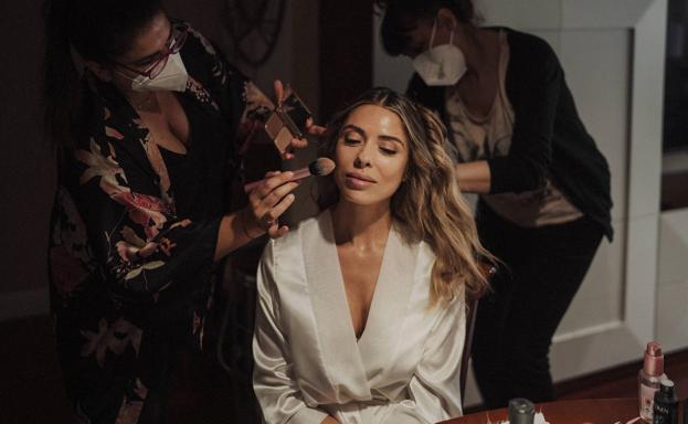 Janire durante el ritual de belleza previo a la ceremonia en su casa.