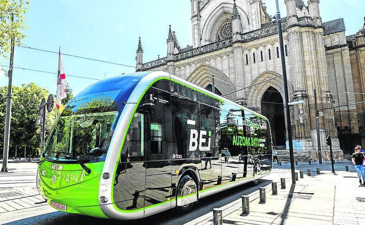 El bus eléctrico, frente a la Catedral Nueva.
