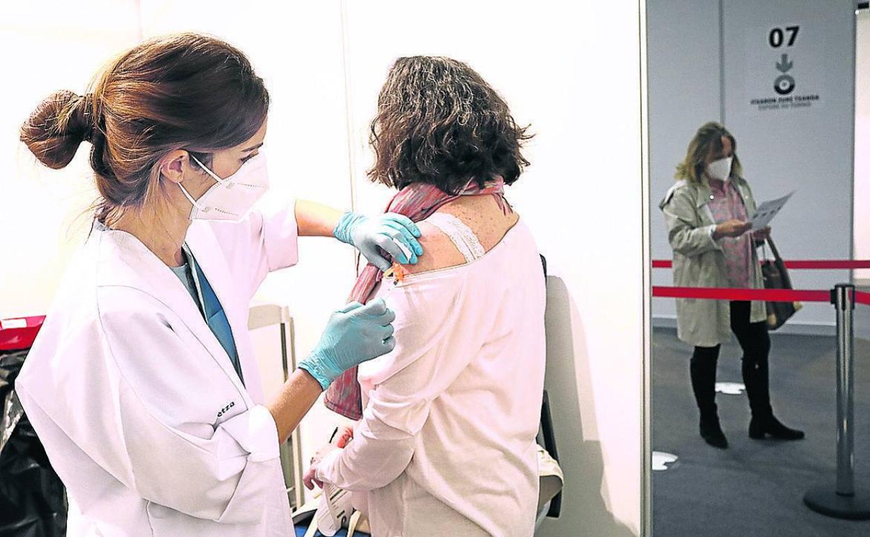 Una mujer es vacunada contra el coronavirus. 