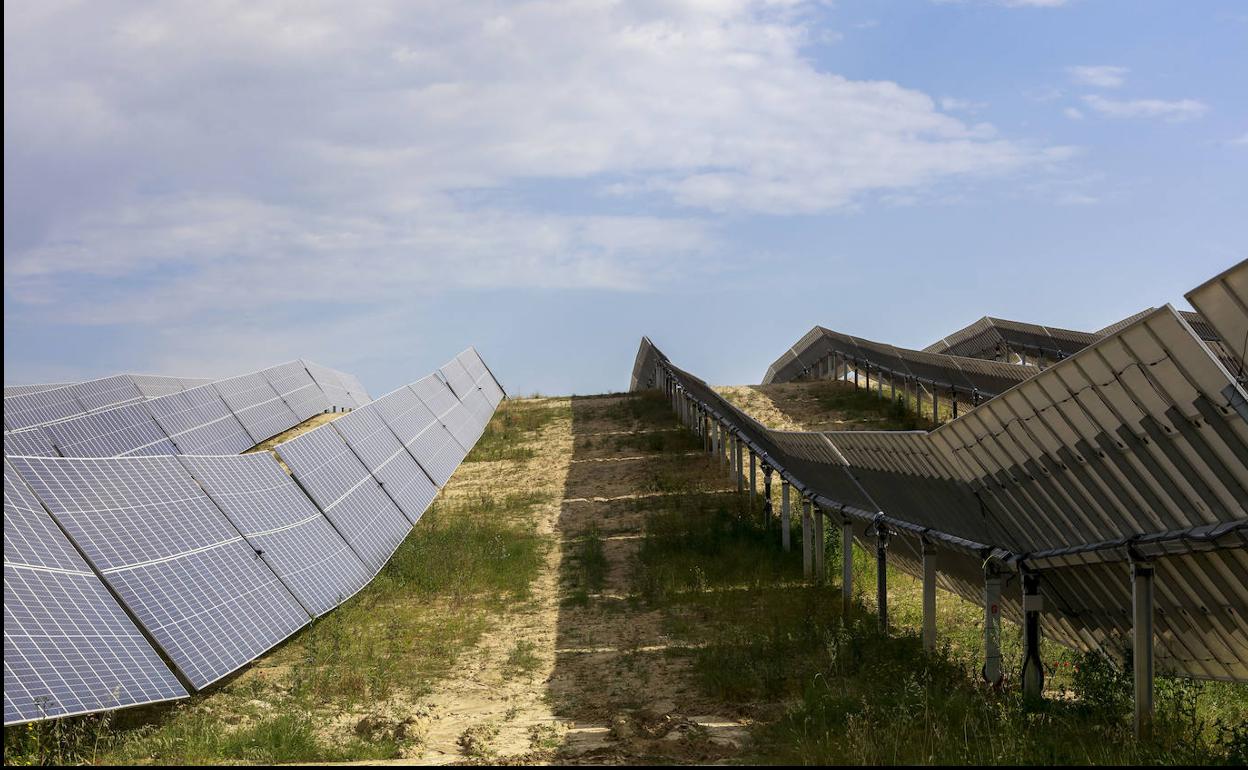 Vista del parque solar Ekian en Arasur, que genera una potencia de 24 megavatios, una cuarta parte de las dos plantas fotovoltaicas que proyecta Solaria en Álava.