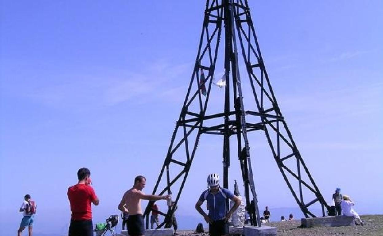 El monte se llena de personas con el buen tiempo.