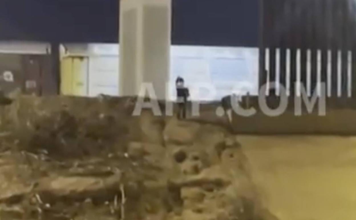 Un niño llora desconsolado tras ser abandonado en la frontera entre México y Estados Unidos