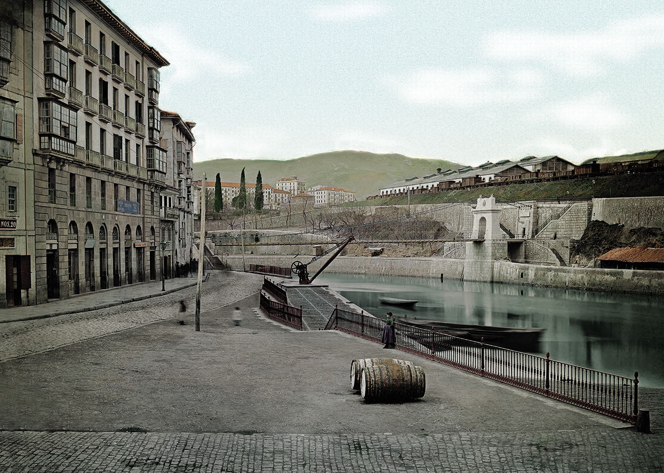 Calle de la Ribera en 1870, con el puente de los Fueros, que daba a la calle Santa María