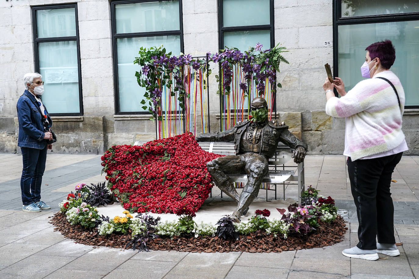 Fotos: Las flores engalanan las esculturas del centro de Vitoria