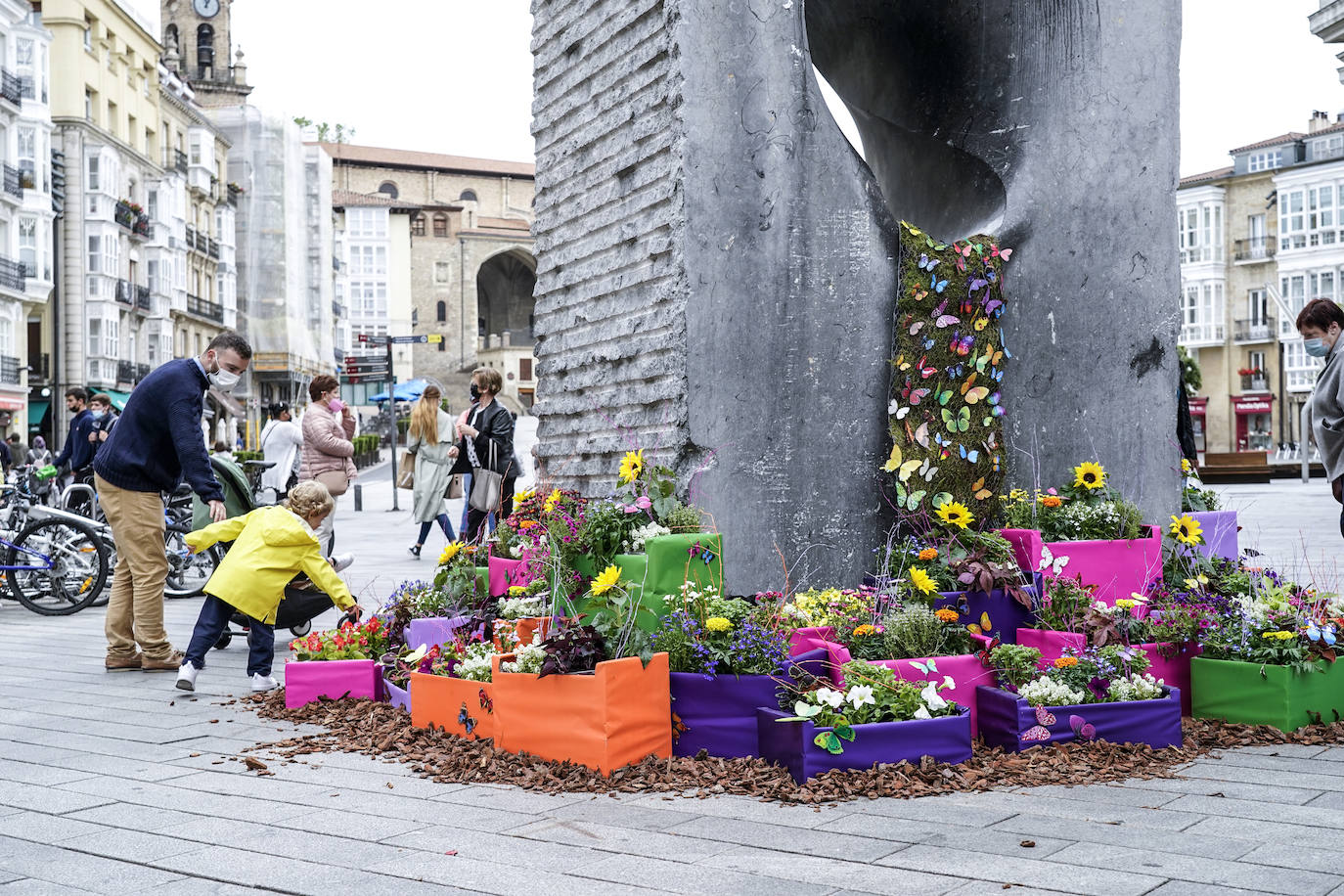 Fotos: Las flores engalanan las esculturas del centro de Vitoria