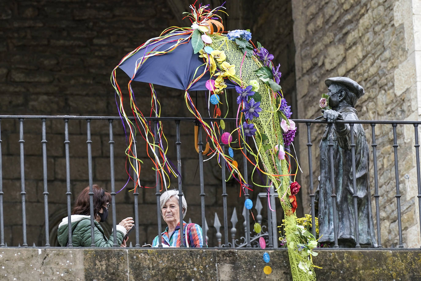 Fotos: Las flores engalanan las esculturas del centro de Vitoria