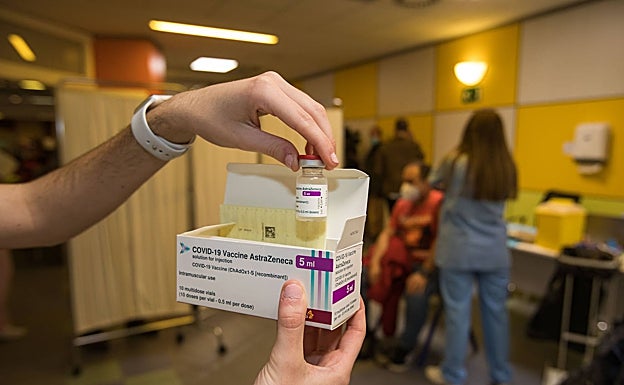 Euskadi recibe hoy más de 61.000 dosis de AstraZeneca y comenzará mañana a citar a los trabajadores esenciales