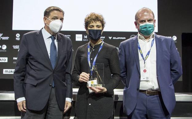 El ministro Luis Planas, la galardonada Nieves Barragán y Benjamín Lana, presidente de la División de Gastronomía de Vocento.