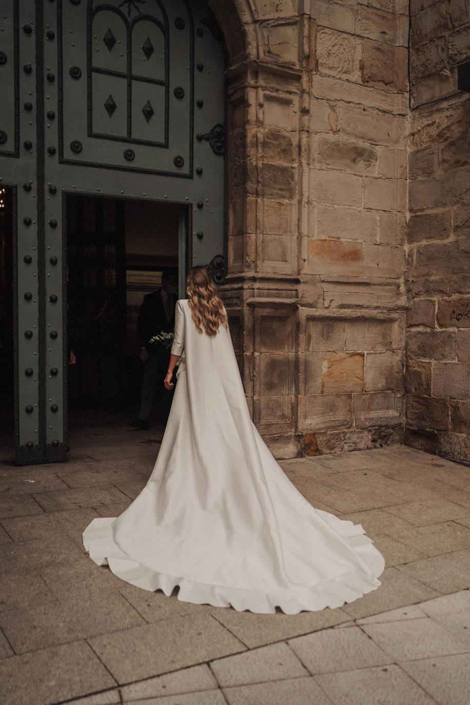 Fotos: Boda de altos vuelos de una azafata y un director turístico en la Iglesia de San Vicente Mártir de Abando