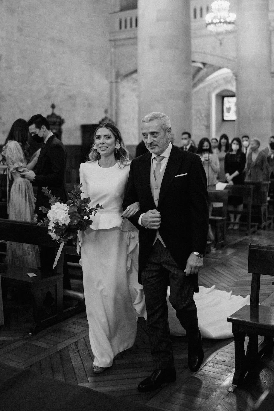 Fotos: Boda de altos vuelos de una azafata y un director turístico en la Iglesia de San Vicente Mártir de Abando