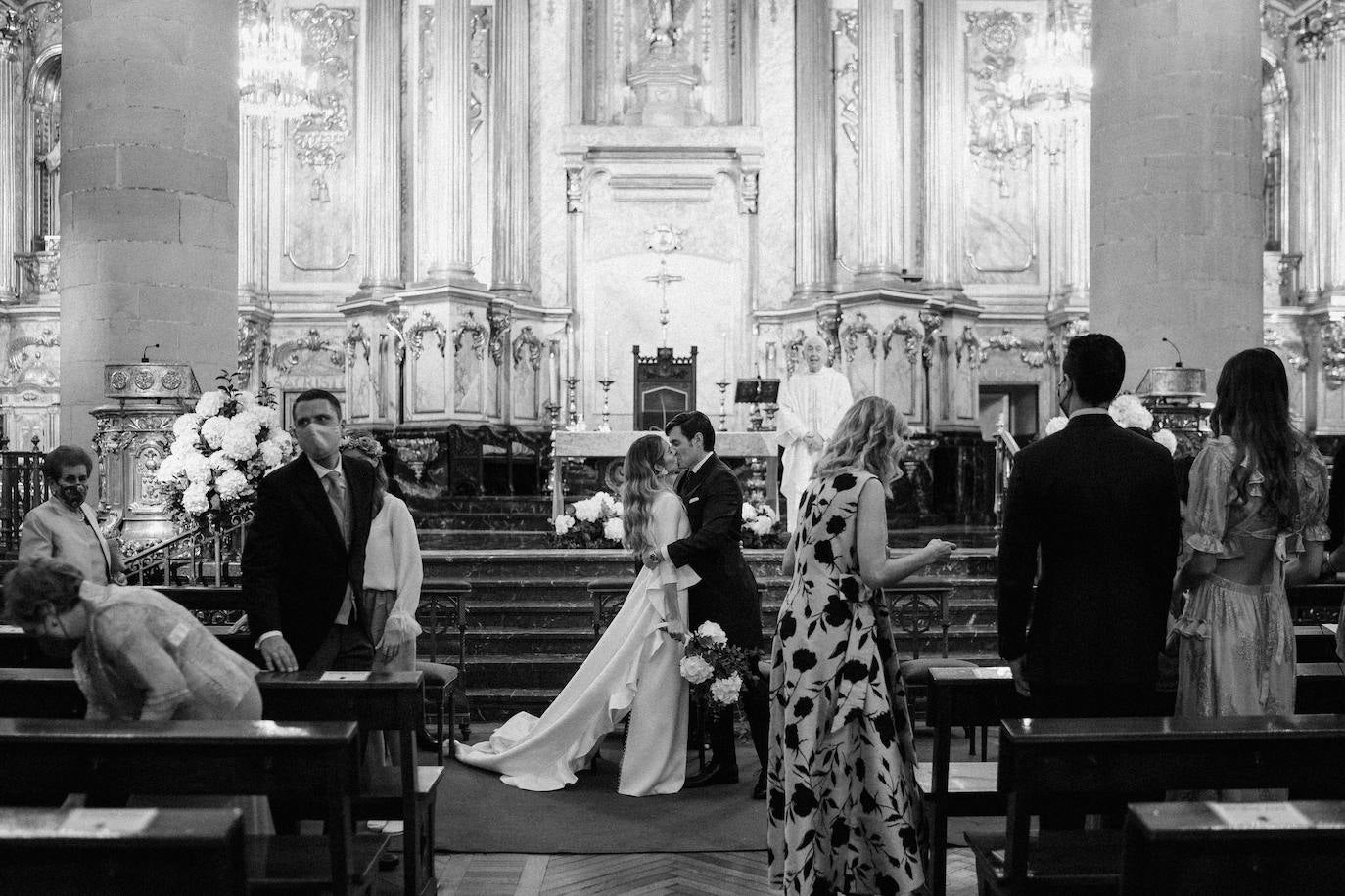 Fotos: Boda de altos vuelos de una azafata y un director turístico en la Iglesia de San Vicente Mártir de Abando