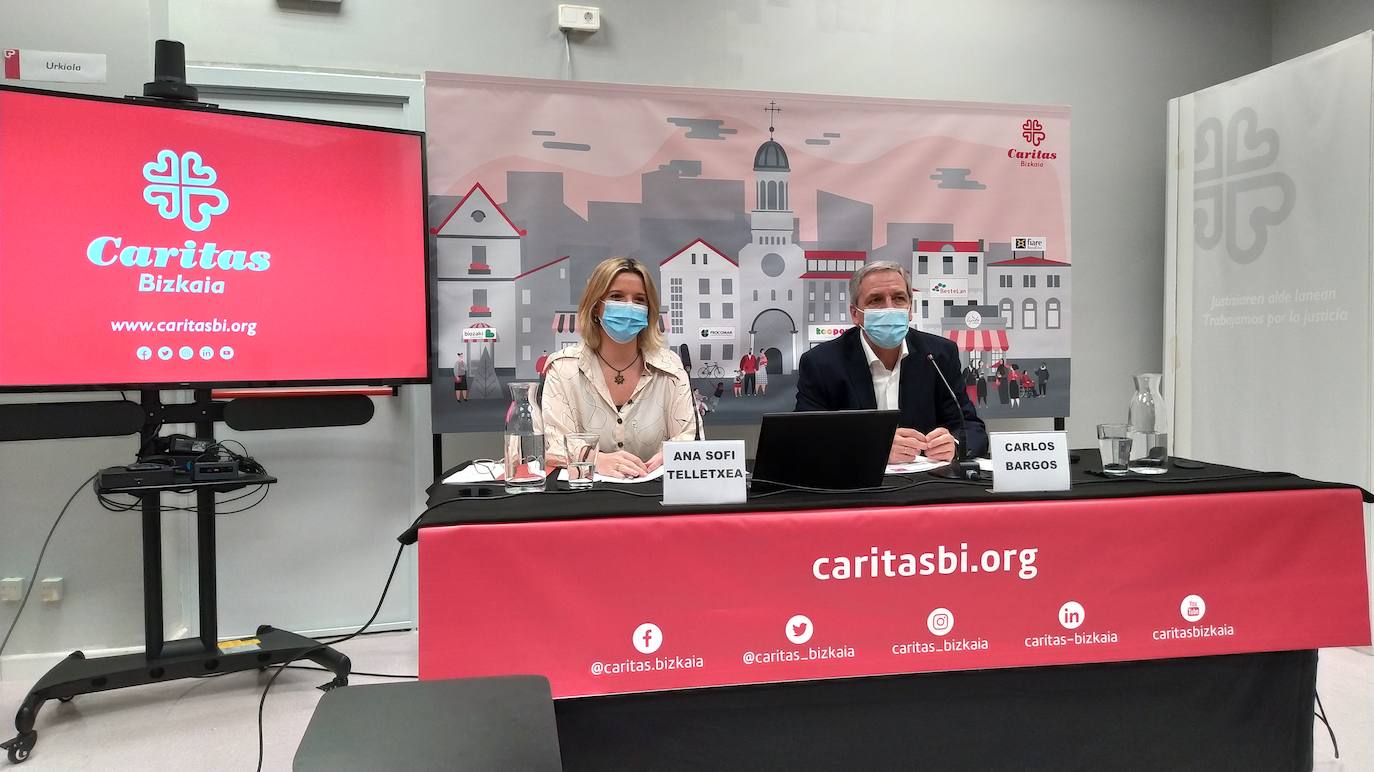 Ana Sofi Telletxea y Carlos Bargos durante la presentación de la memoria.