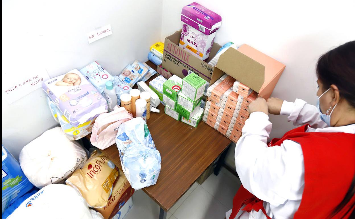 Una voluntaria de Cáritas con productos donados.