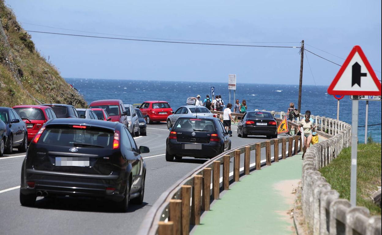 La afluencia de bañistas en coche genera numerosos problemas por falta de aparcamiento en el entorno de Laga y Laida.