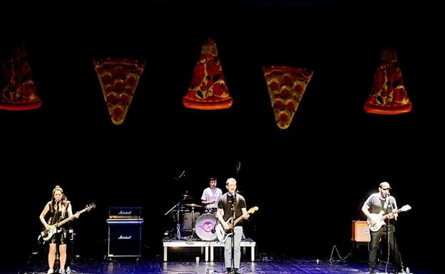 El escenario rematado con pizzas gigantes.