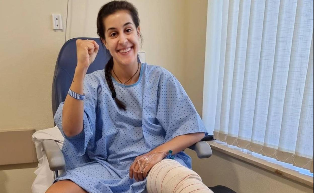 Carolina Marín con una sonrisa y gesto de fuerza tras salir del quirófano. 