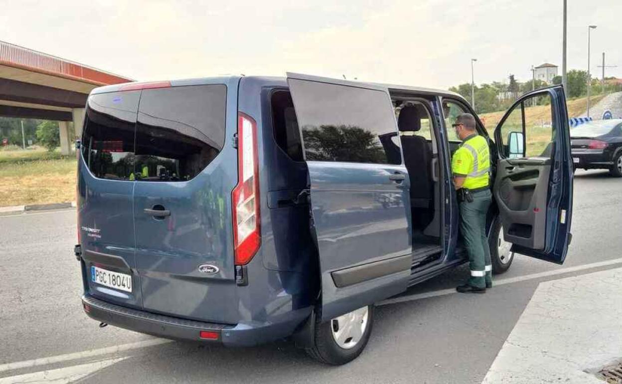 Multas | Teléfono móvil al volante: Las 15 nuevas furgonetas de la Guardia Civil que te pueden multar con 200 euros