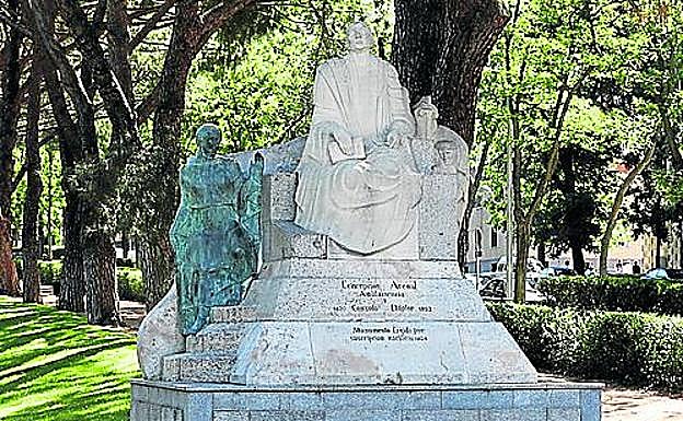Monumento a Concepción Arenal en el parque del Oeste, Madrid.