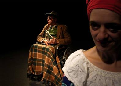 Imagen secundaria 1 - Raúl Camino en su pieza 'Sr. Canino-Gizaunka'. Camino y Begoña Martín Treviño en 'El elefante y la paloma', como unos peculiares Diego Rivera y Frida Kahlo. 'Souvenirs', con Martín Treviño y su infancia salpimentada de fabulación .