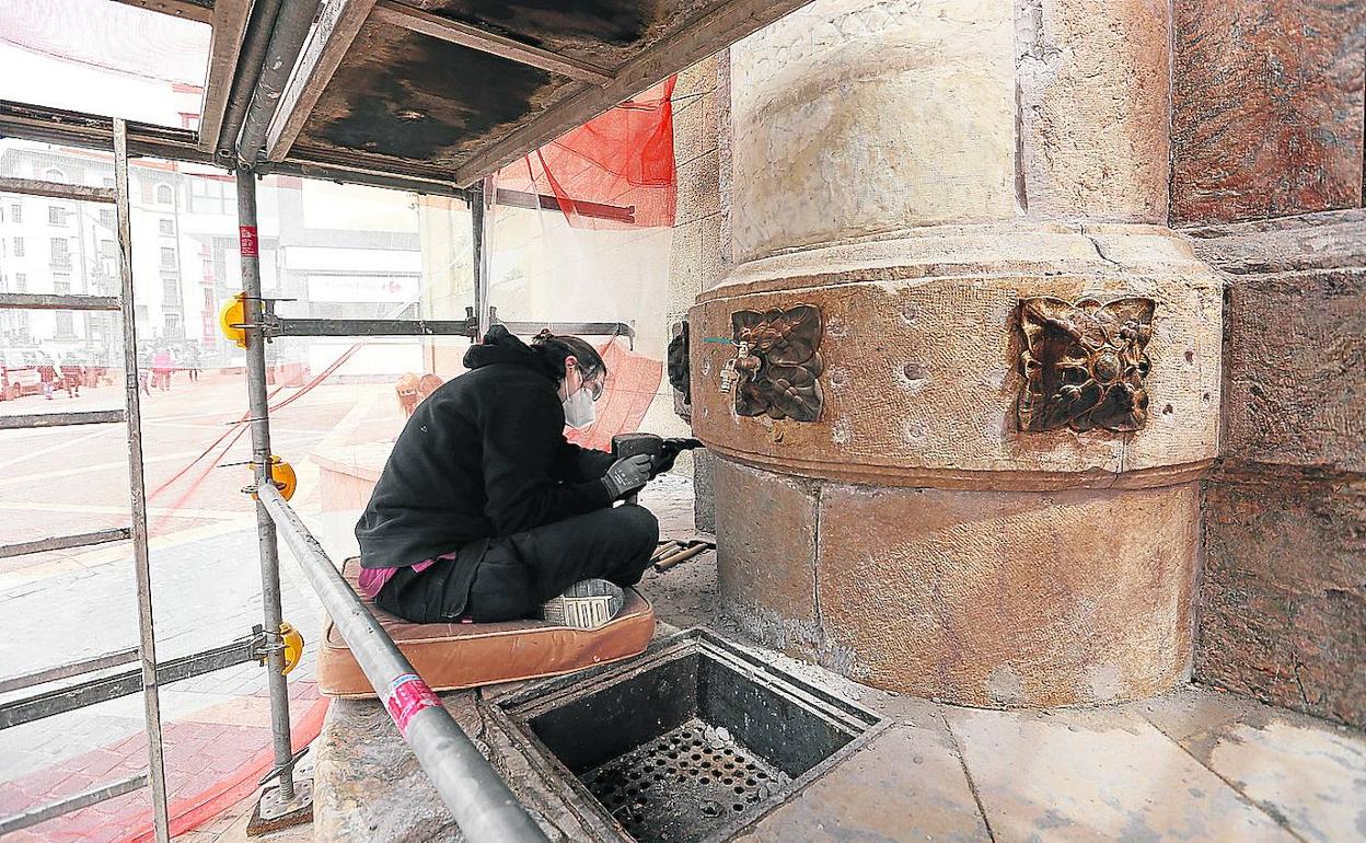 Labores de restauración de la fuente.
