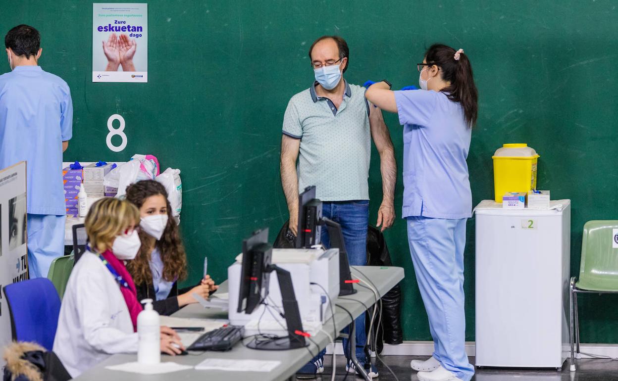 Vacunación en la mañana de este sábado en el frontón de Lakua.