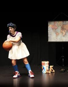 Imagen secundaria 2 - Raúl Camino en su pieza 'Sr. Canino-Gizaunka'. Camino y Begoña Martín Treviño en 'El elefante y la paloma', como unos peculiares Diego Rivera y Frida Kahlo. 'Souvenirs', con Martín Treviño y su infancia salpimentada de fabulación .