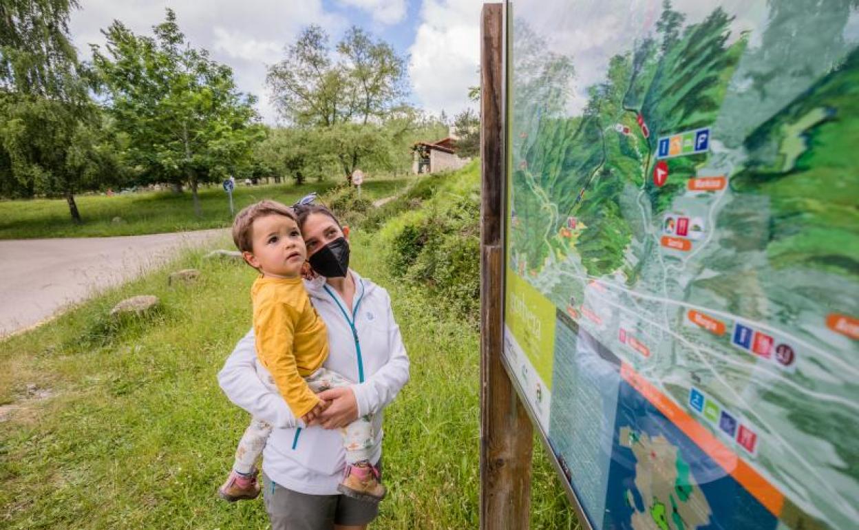 A un vistazo al mapa con las rutas le acompañará una visita guiada por esos parques naturales de Álava para quienes reserven alguna de las actividades propuestas. 