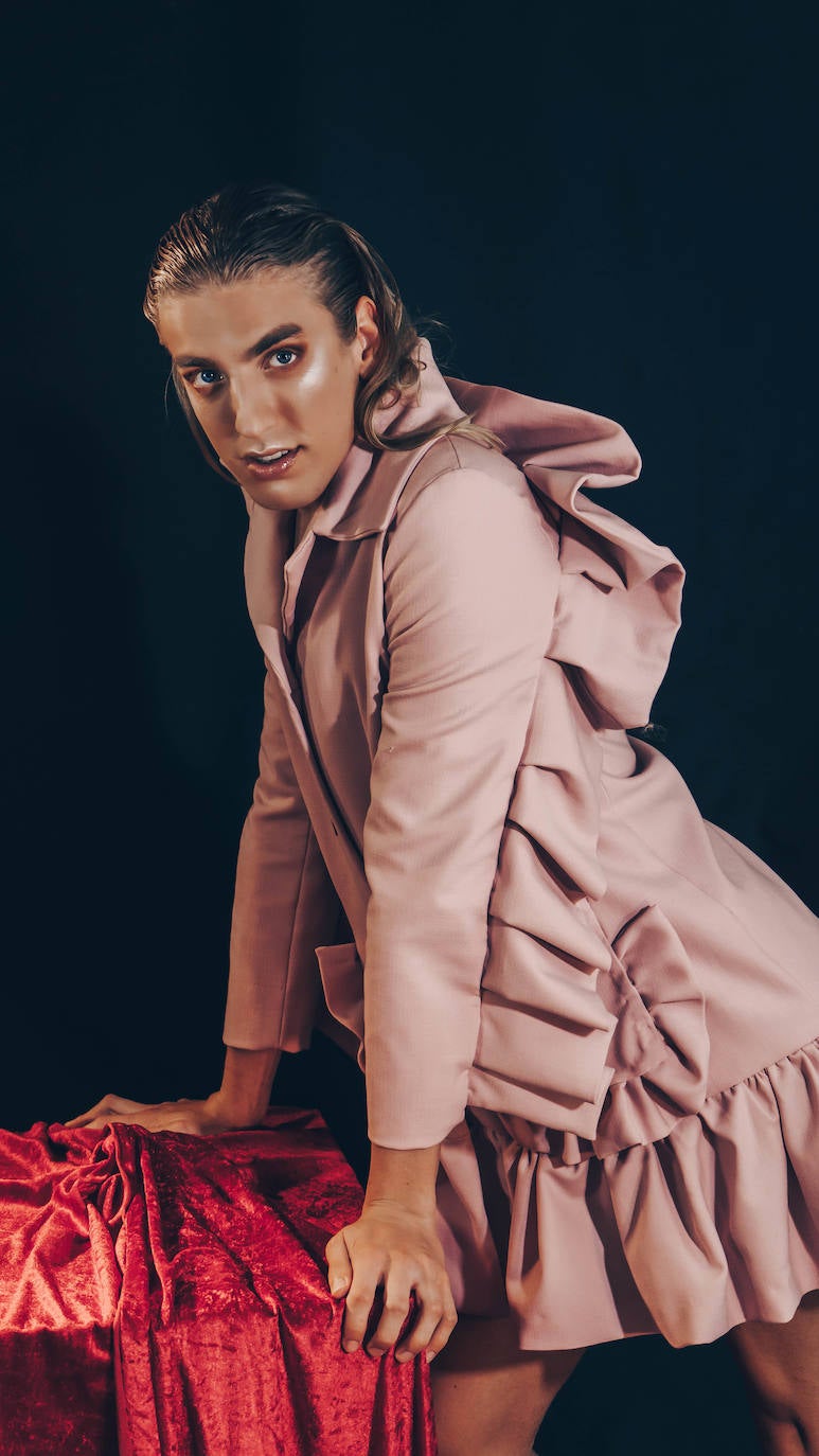 Fotos: Valentín Carballo, el diseñador que elude las fronteras de género desde Galdakao