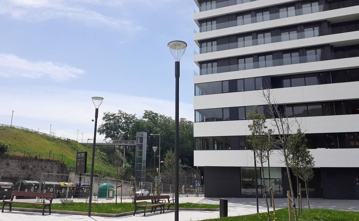 En marcha el ascensor que une el parque Etxebarria con la avenida Zumalakarregi