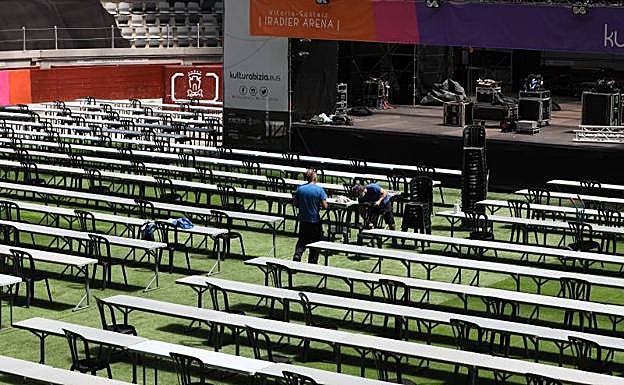 Operarios ultiman los detalles del Iradier Arena.
