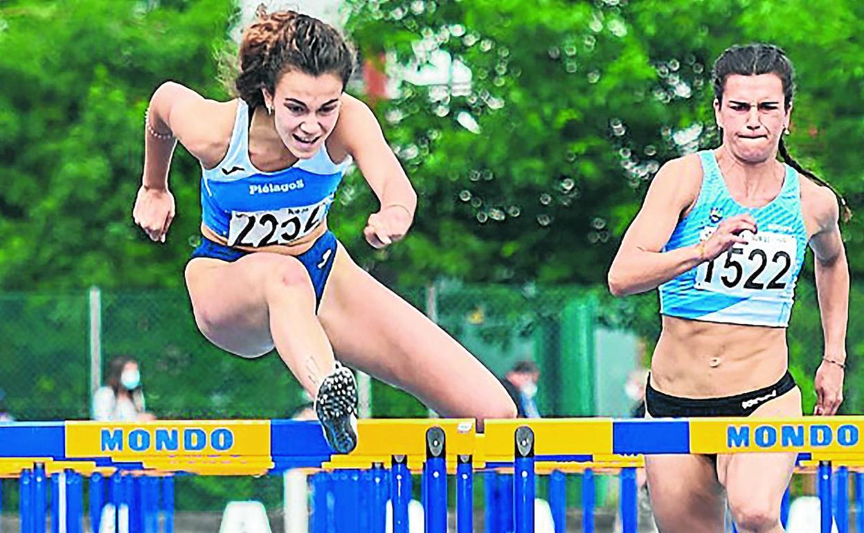 Claudia Villalante supera una de las vallas en la prueba celebrada el domingo en Durango.