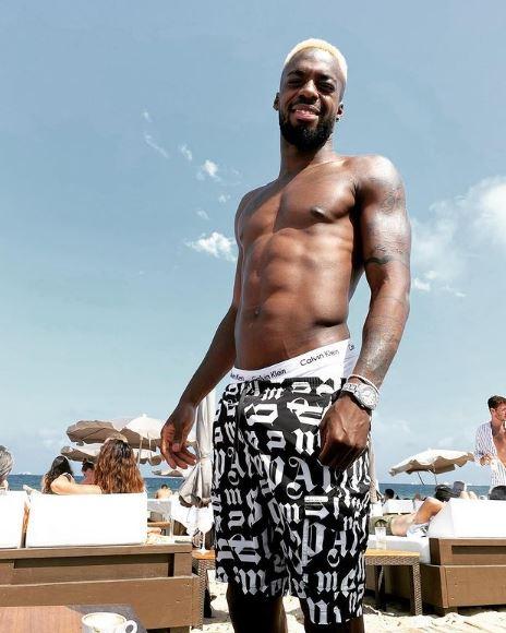 Iñaki Williams, que ha comenzado las vacaciones con un drástico cambio de look a rubio platino, disfruta de un destino de playa en modo «Off». 