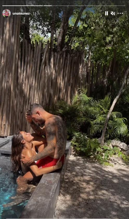 Unai Núñez y su novia, Cintia Roldán, en un momento relajado en la piscina.