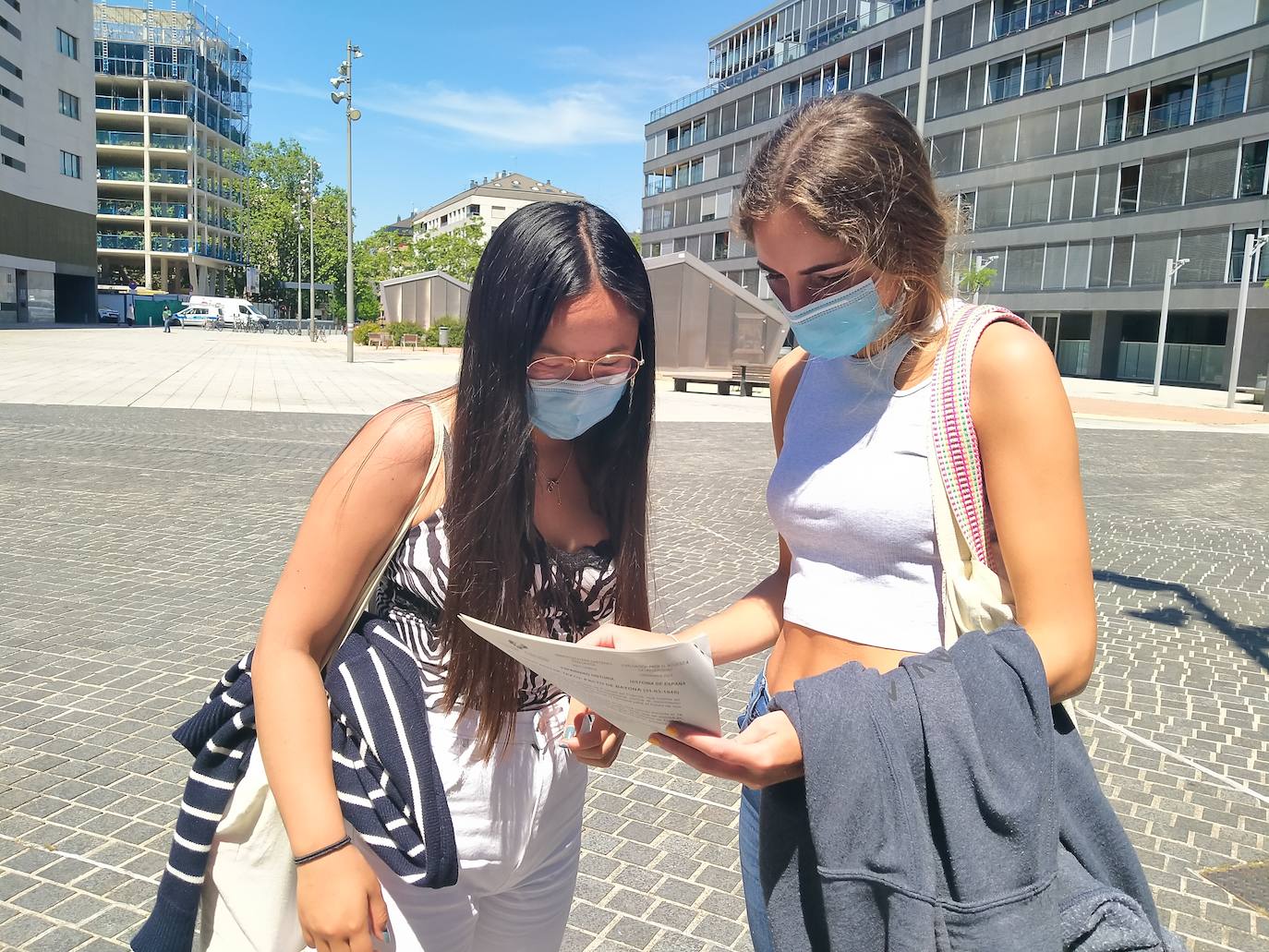 Ainhoa y Maitane minutos después de salir del examen de Historia.