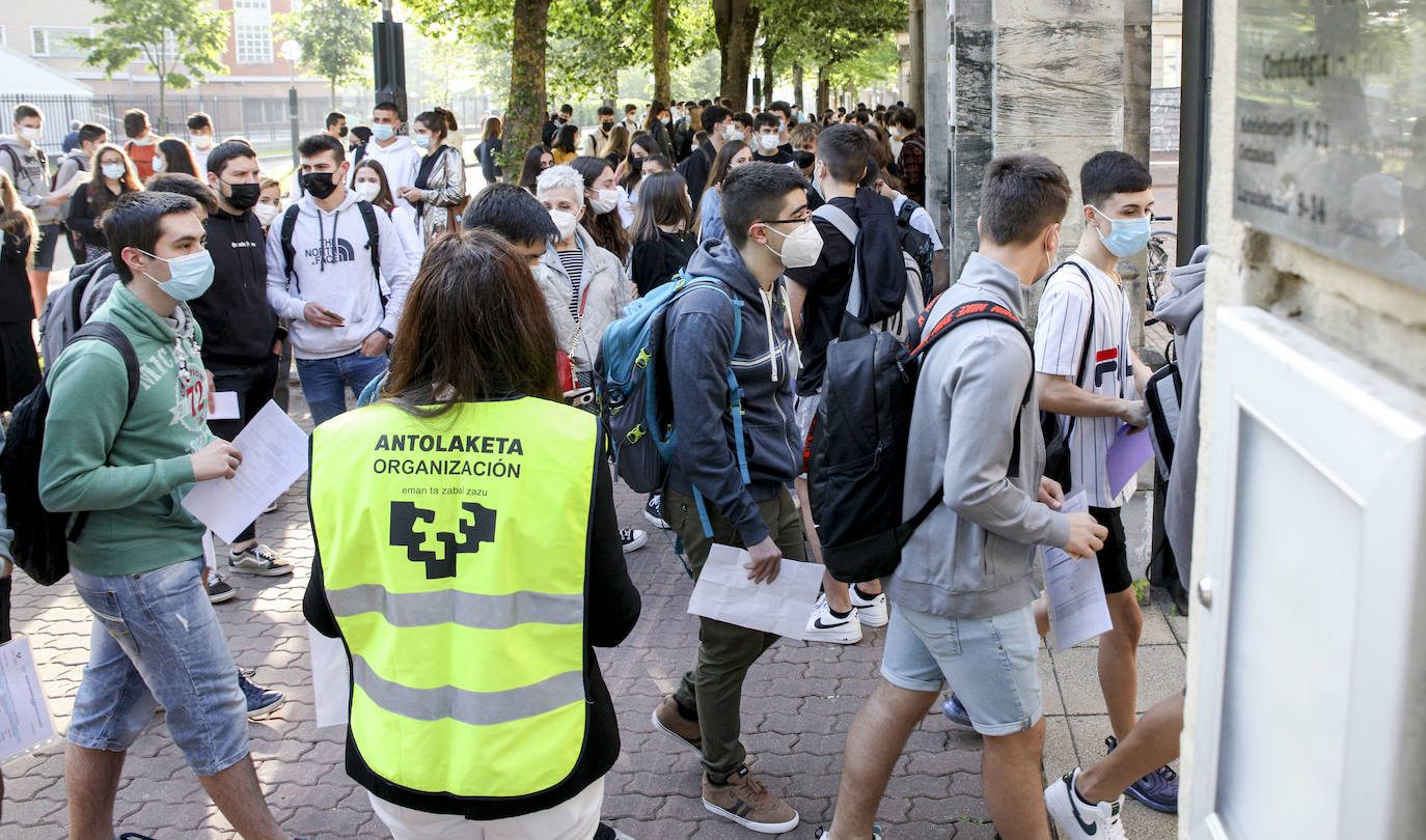 Fotos: Primera jornada de la Selectividad 2021 en Álava