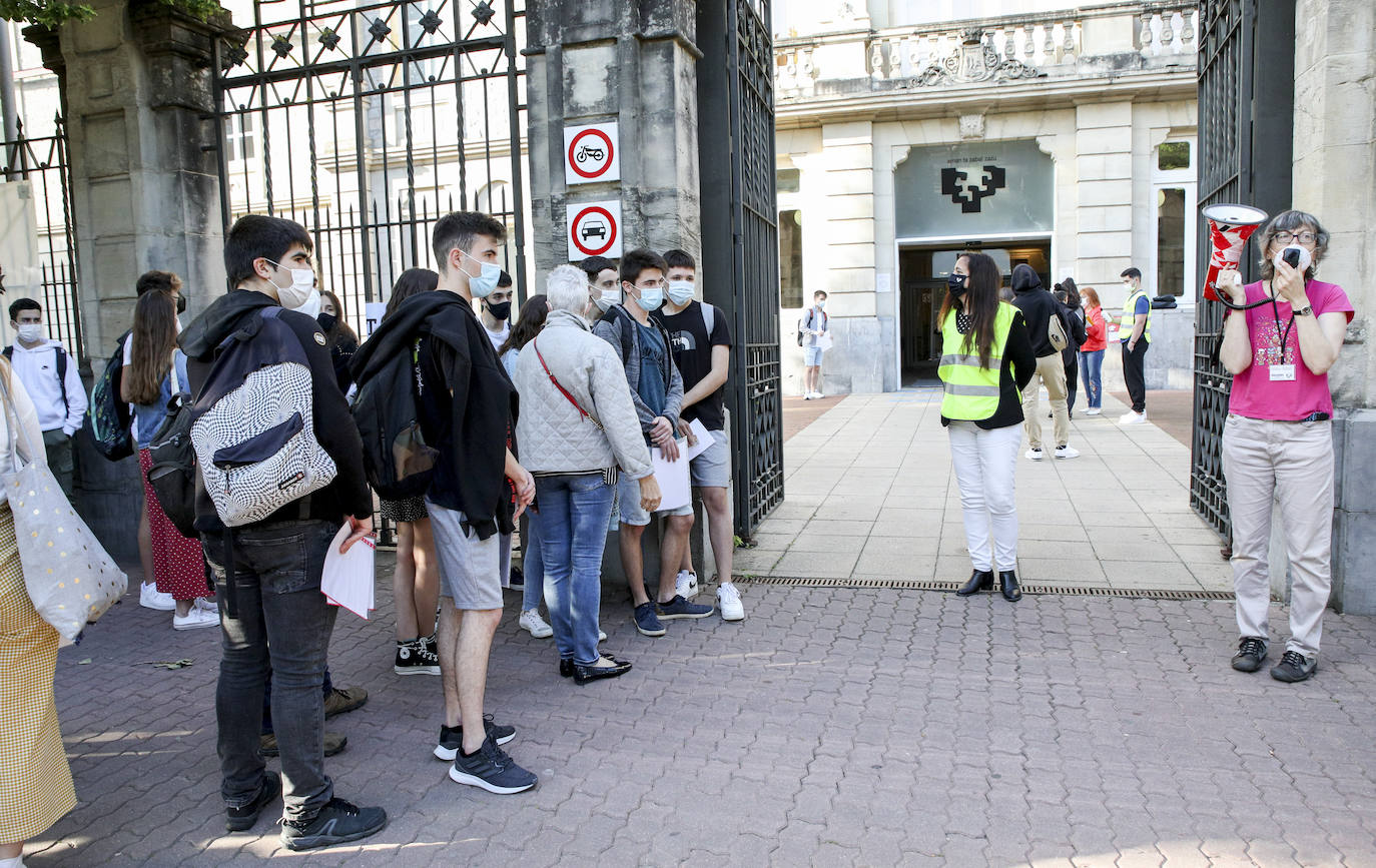Fotos: Primera jornada de la Selectividad 2021 en Álava