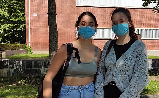 Oumaima El Amrani y Marina Urkijo posan para la cámara.