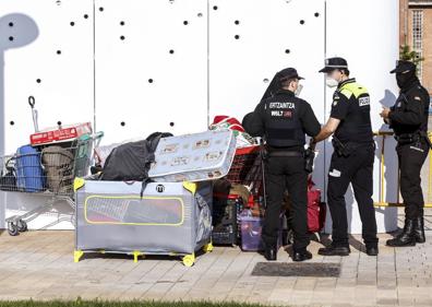 Imagen secundaria 1 - El Ayuntamiento ha empezado a tapiar ventanas y puertas. El desalojo se ha desarrollado con un amplio despliegue policial. Los okupas han empezado a sacar sus pertenencias a las ocho de la mañana. A las diez, el desalojo había concluido.