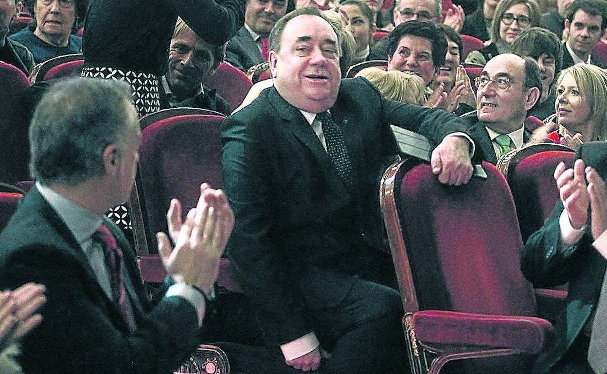 El lehendakari Urkullu y Andoni Ortuzar aplauden en 2016 al exministro principal escocés, Alex Salmond. 