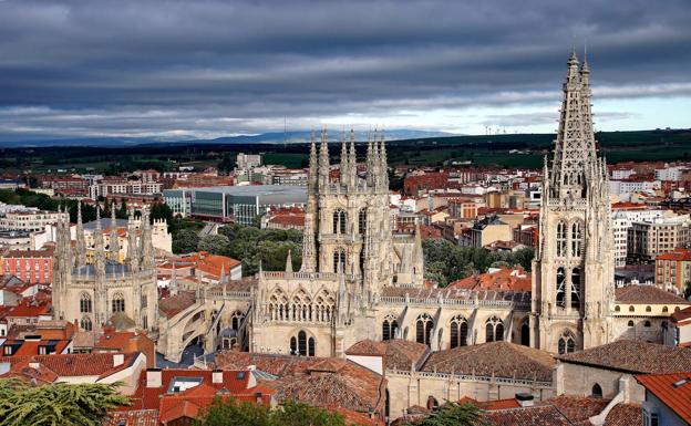 Espectacular imagen del casco viejo de Burgos y su catedral.