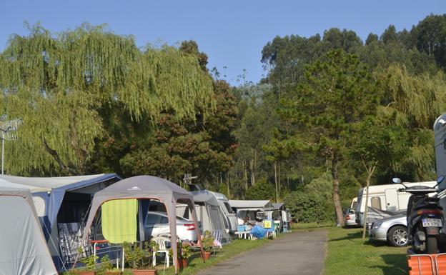 Zona de parcelas en el camping de Costa Verde.