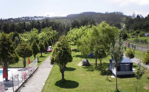 El camping de Ribadeo cuenta con piscina y grandes zonas ajardinadas.