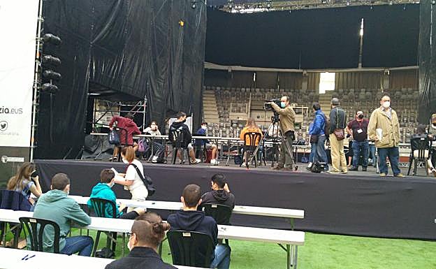 Algunos jóvenes han ocupado la mesa instalada sobre el escenario.