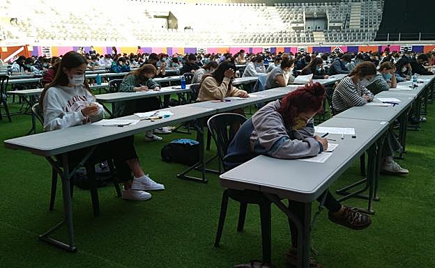 Los alumnos completan el primer examen de la jornada.