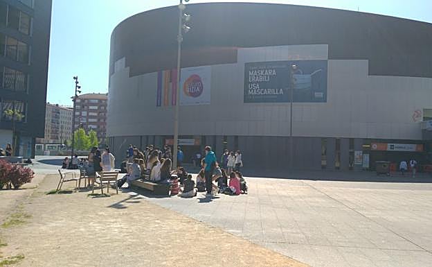 Algunos estudiantes en el exterior del Iradier Arena.