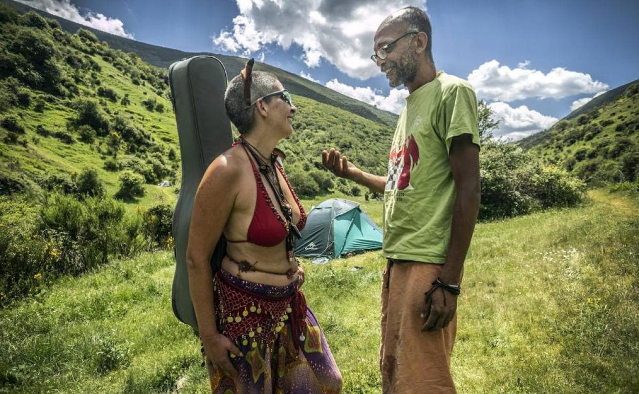 Así viven los hippies «negacionistas» de La Rioja: desnudos y sin  mascarillas | El Correo