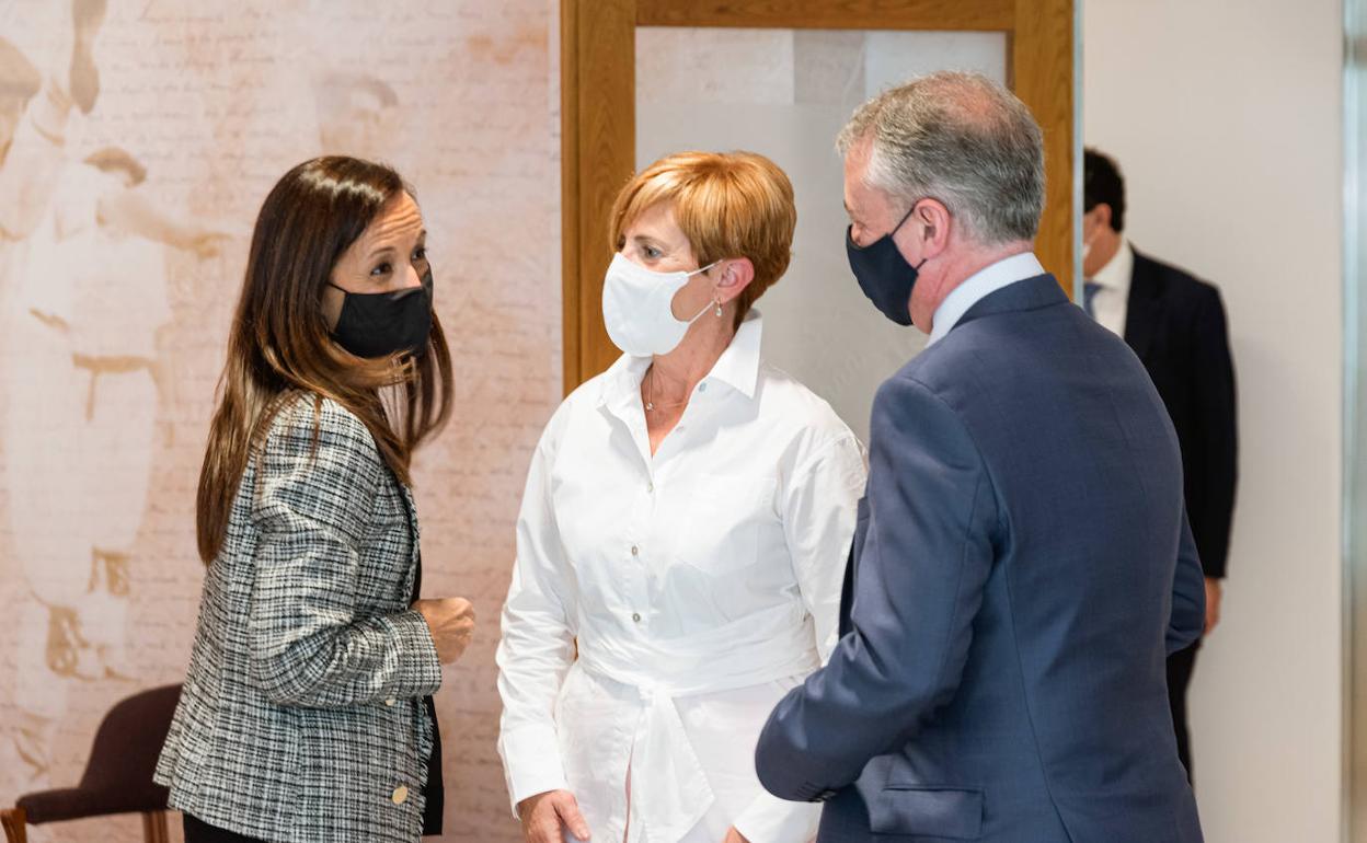 La presidenta de REE; Beatriz Corredor, conversando con el lehendakari Iñigo Urkullu y la consejera Arantxa Tapia, hoy en Lehendakaritza. 