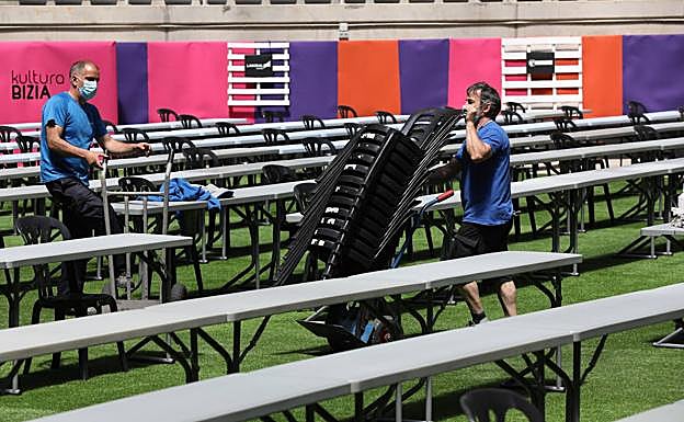 Varios operarios preparaban este lunes el dispositivo en el Iradier Arena.