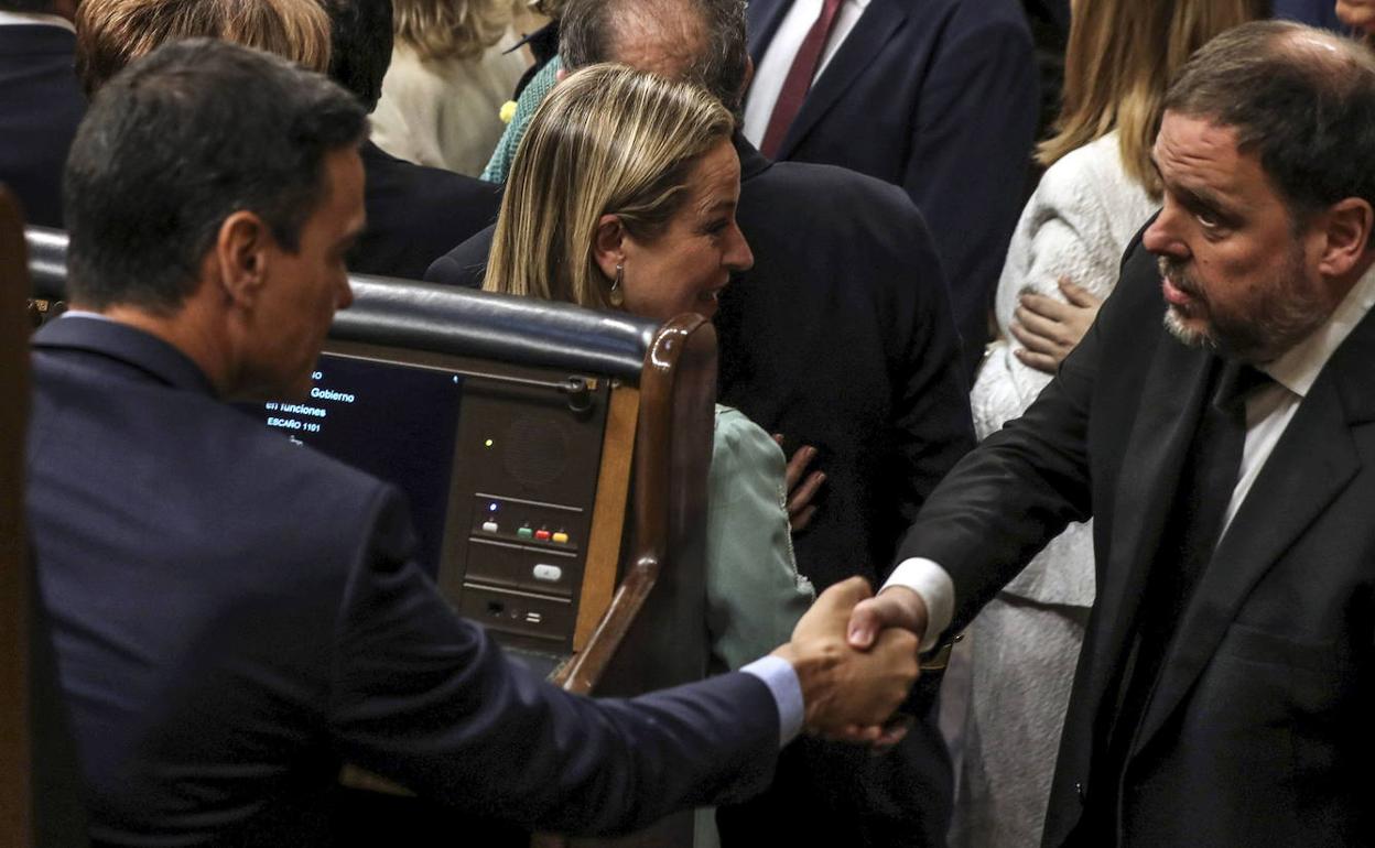 Pedro Sánchez y Oriol Junqueras se estrechan la mano en una imagen de mayo de 2019. 