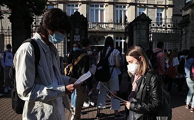 Unai Vega y Amaia Uralde, en el exterior del Aulario de Las Nieves.